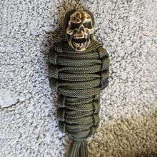 Laden Sie das Bild in den Galerie-Viewer, Paracord Mumie Messing Totenkopf Schlüsselanhänger