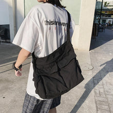 Laden Sie das Bild in den Galerie-Viewer, Umhängetasche aus Segeltuch