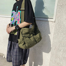 Laden Sie das Bild in den Galerie-Viewer, Umhängetasche aus Segeltuch