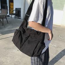 Laden Sie das Bild in den Galerie-Viewer, Umhängetasche aus Segeltuch