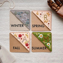 Laden Sie das Bild in den Galerie-Viewer, Personalisiertes handbesticktes Eck-Lesezeichen