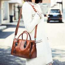 Laden Sie das Bild in den Galerie-Viewer, Neue Handtaschen aus Ölwachsleder Boston, große Tragetasche aus weichem Leder