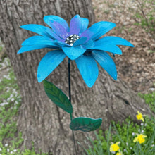 Laden Sie das Bild in den Galerie-Viewer, Gartendekoration Metall Blumen