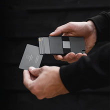 Laden Sie das Bild in den Galerie-Viewer, Herren-Kartenhalter aus Metall und Aluminium
