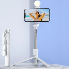 Laden Sie das Bild in den Galerie-Viewer, Selfie-Stick mit LED-Aufhelllicht
