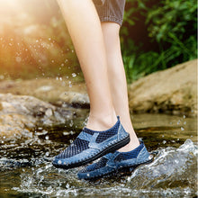 Laden Sie das Bild in den Galerie-Viewer, Atmungsaktive Netzschuhe mit Krokoprägung
