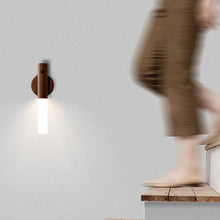 Laden Sie das Bild in den Galerie-Viewer, 360° drehbare LED-Wandleuchte aus Holz
